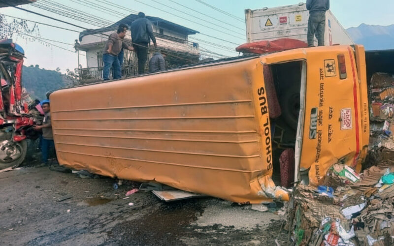 धादिङमा भएको सात सवारीसाधन दुर्घटनामा चितवनको स्कुल बस पनि पर्‍यो,२५ जना घाइते (नामावलीसहित)