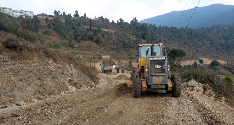 मध्यपहाडी लोकमार्ग बनाउन माग गर्दै प्रदर्शन