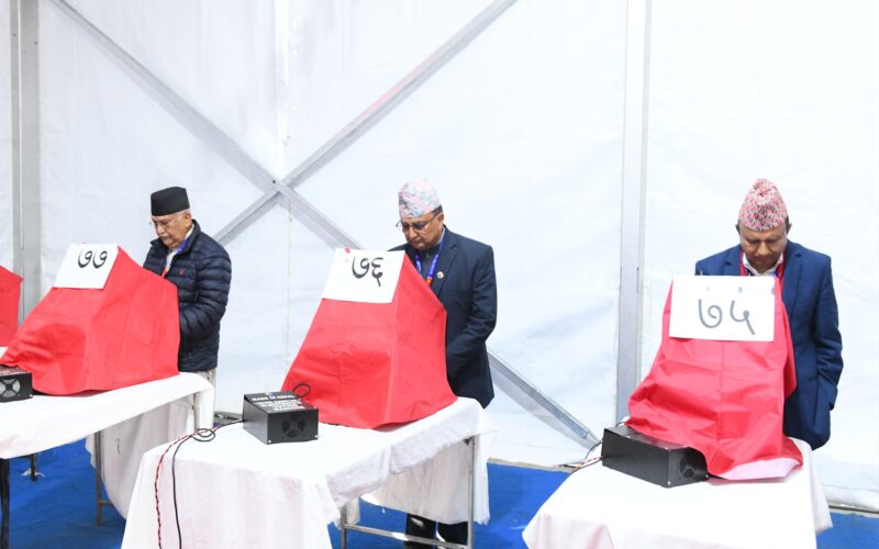 एमाले महाधिवेशनमा मतदान सुरु, एकजनालाई मतदान गर्न ३० देखि ४० मिनेट लाग्ने