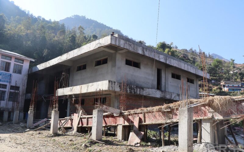 धवलागिरी अस्पताल भवन :तीन पटक म्याद थप गर्दा आधा काम