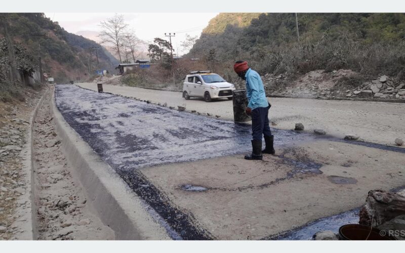 पुष्पलाल मध्यपहाडी लोकमार्ग : यात्रु र चालकलाई सास्ती