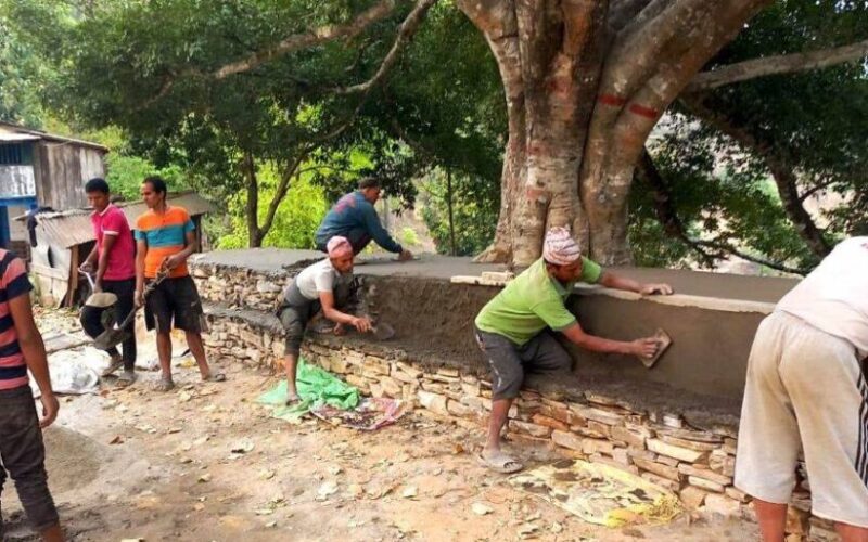 श्रमदान गरेर चौतारी पुनर्निर्माण गरिँदै