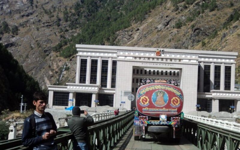 रसुवागढी भन्सार कार्यालयः धमाधम सरसामान तथा सवारीसाधन आयात