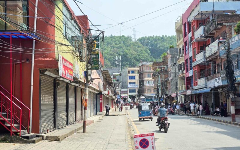 दमौलीमा पार्किङ निषेधको निर्णयविरुद्ध व्यवसायी पसल बन्द गरेर आन्दोलनमा