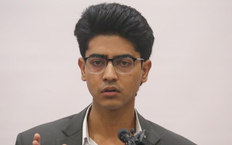 आइतबार चितवनमा मोटरसाइकल डोर्‍याएर फरक खालको प्रदर्शन गरिँदै