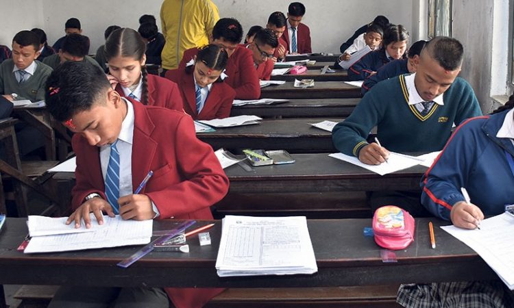 पढ्ने रहरलाई उमेरले छेक्दैन भन्ने उदाहरण दिँदै ६० वर्षीया रमिनकुमारी राईले गरिन् एसईई उत्तिर्ण