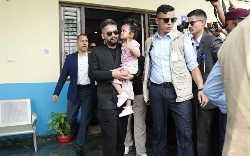 रास्वपा महाधिवेशनमा सहभागी हुन परिवारसहित चितवन आइपुगे बालेन्द्र शाह