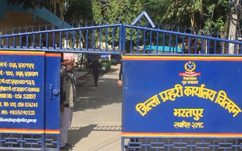 चितवनको एक अस्पतालमा कार्यरत डाक्टर अमेरिकी डलरसहित पक्राउ