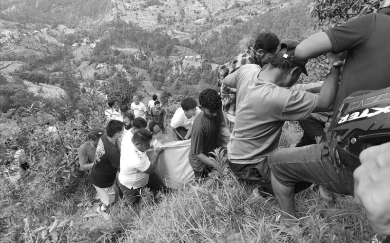 काभ्रेको बुच्चाकोटमा यात्रुबस दुर्घटना हुँदा ७ जनाको मृत्यु