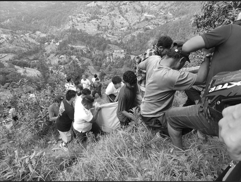 काभ्रेको बुच्चाकोटमा यात्रुबस दुर्घटना हुँदा ७ जनाको मृत्यु