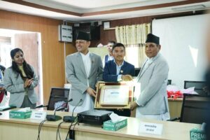 चितवनको एक अस्पतालमा कार्यरत डाक्टर अमेरिकी डलरसहित पक्राउ