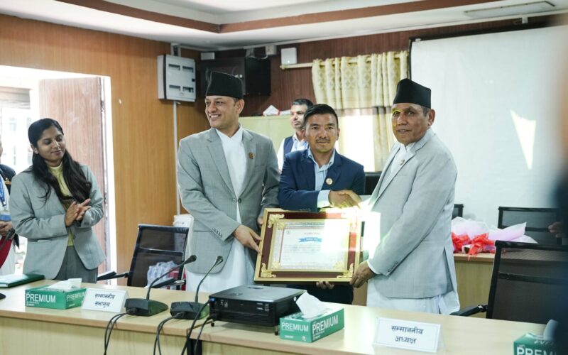 सङ्घीय संसद्को झण्डासहित सगरमाथा आरोहण गरेका सांसद मिङमा ग्याबु शेर्पा सम्मानित