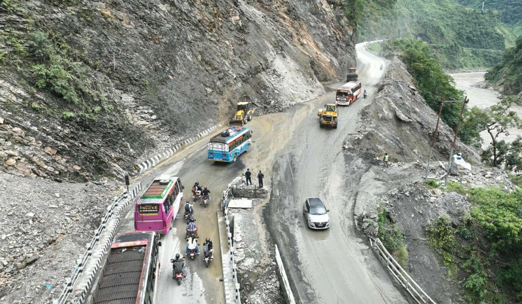 बाढी पहिरोका कारण विभिन्न राजमार्गमा यातायात प्रभावित
