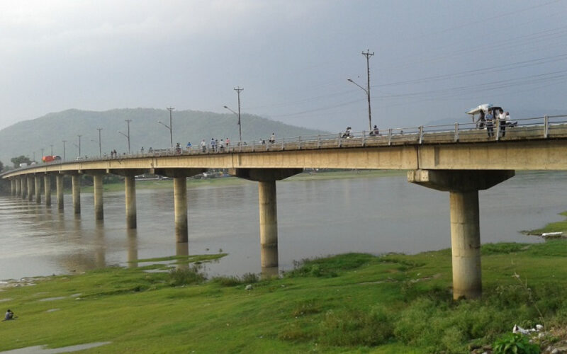 नारायणीमा पौडी खेल्नेक्रममा डुबेर एक बालक बेपत्ता,एकको उद्धार गरी अस्पताल पठाइयो
