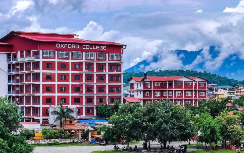 चितवनमा गैडाकोटको अक्सफोर्ड कलेजको गाडीले साइकलयात्रीलाई ठक्कर दियो,अवस्था तनावग्रस्त
