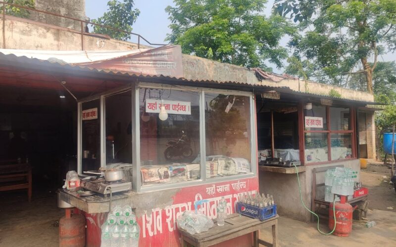बासी तथा सडेगलेको खाना खाजा खुवाउने भरतपुरको शिव शम्भु मिष्ठान्न भण्डार चितवन प्रशासनले बन्द गर्‍यो