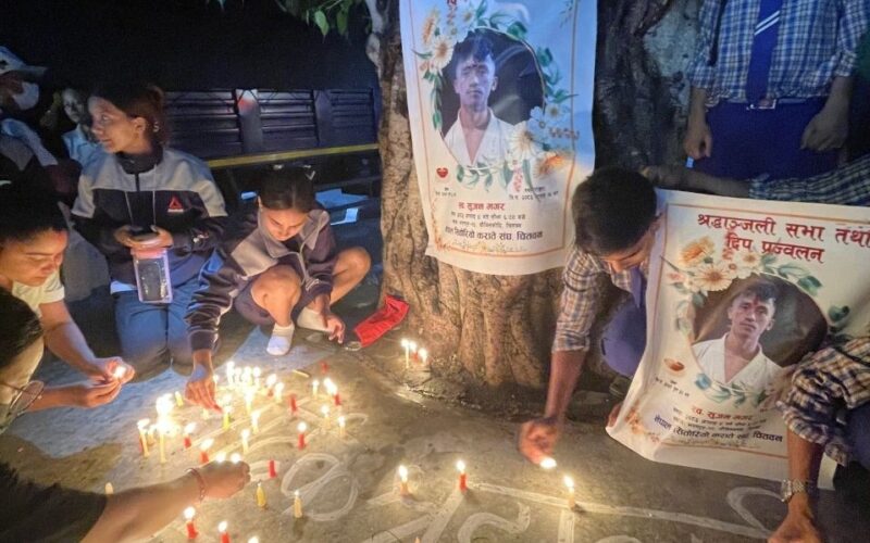 दुर्घटनामा ज्यान गुमाएका कराते खेलाडी सुजनको सम्झनामा चौबिसकोठीमा दीप प्रज्वलन