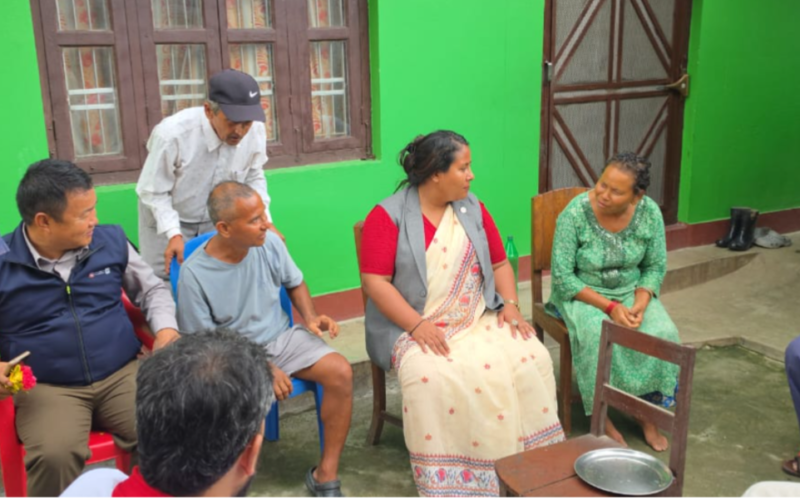 चितवनमा वन्यजन्तु आक्रमणका पीडितको घरमै पुगिन् मन्त्री चौधरी