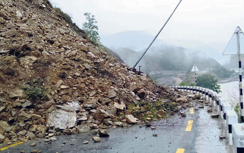 वर्षा र पहिरोले एक दर्जन सडक प्रभावित, ९ राजमार्ग पूर्ण रूपमा अवरुद्ध