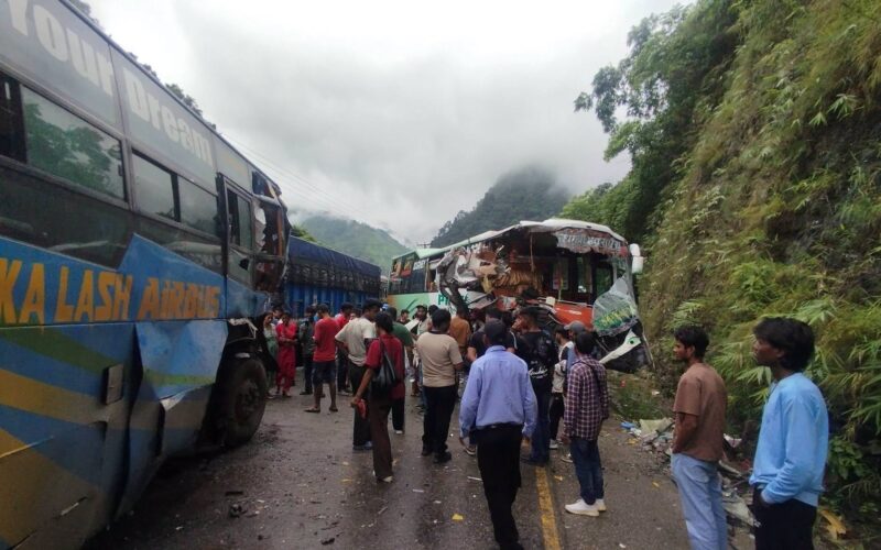 जलबिरेमा तीनवटा सवारीसाधन ठोक्किँदा २६ घाइते, अवरुद्ध मुग्लिङ–नारायणगढ सड्क खण्ड पुन: खुल्यो