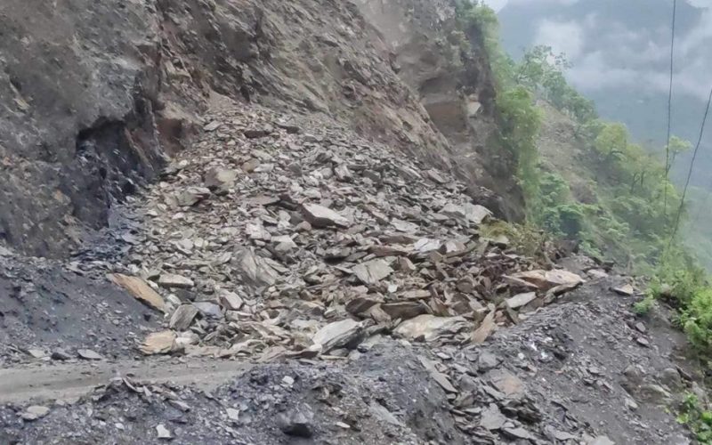 नारायणगढ–मुग्लिन सडकखण्डमा खस्ने पहिरो पन्छाउन तीन ठाँउमा विभिन्न उपकरण तयारी अवस्थामा