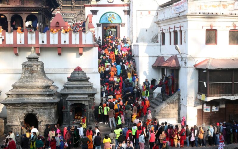 साउने संक्रान्तिका अवसरमा पशुपतिनाथमा दर्शनार्थीको घुइँचो