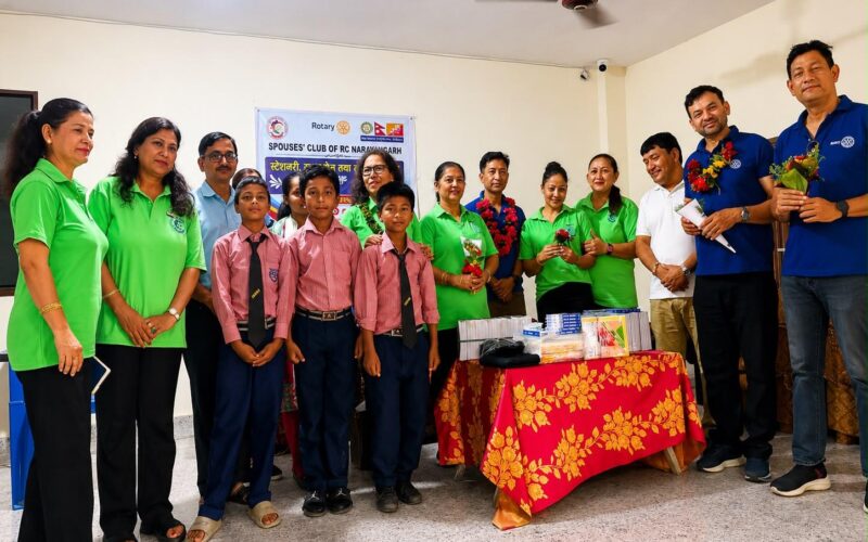 स्पाउज क्लब अफ आरसी नारायणगढद्वारा विद्यार्थीलाई शैक्षिक सामग्री वितरण