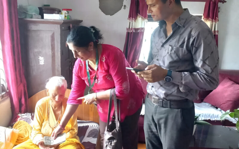 रत्ननगर–५ को उदाहरणीय पहल : घरघरमै पुगेर सामाजिक सुरक्षा भत्ता वितरण