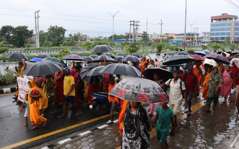 सर्लाहीदेखि काठमाडौँसम्मको कष्टकर पदयात्राः भोक र घाउसँग जुध्दै न्यायको खोजीमा लघुवित्त पिडित