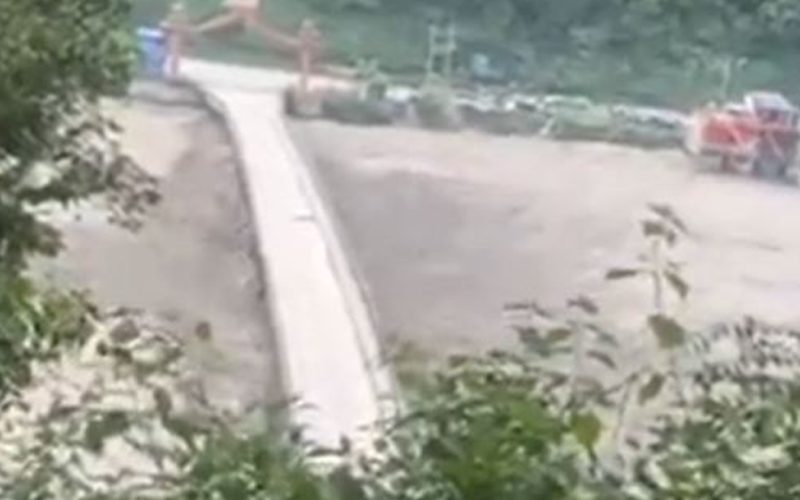 बाढीले फुर्के खोला पुल बगायो