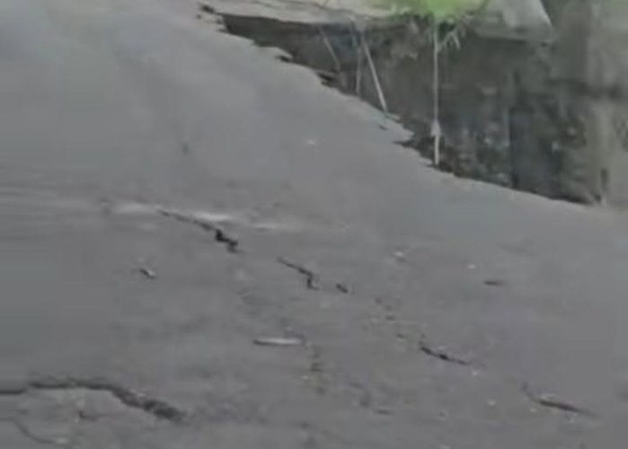 कृष्णभीरमा बाटो भासिएपछि नारायणगढ-मुग्लिन-काठमाडौं सडक पूर्णरुपमा बन्द