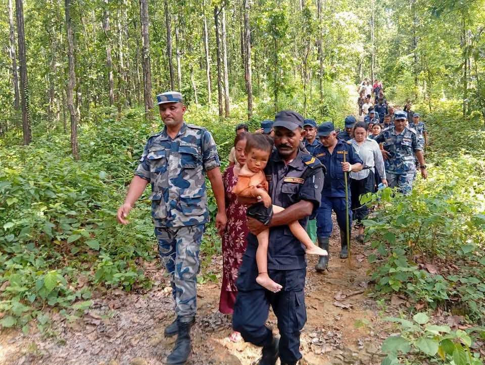 जंगलमा हराएका गैँडाकोटका साढे दुई वर्षीय बालक तीन दिनपछि सकुशल फेला
