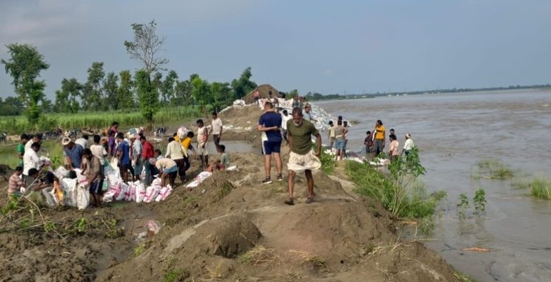 नारायणीको बाढीले सुस्तामा जोखिम, बस्ती जोगाउन स्थानीय आफैं मैदानमा
