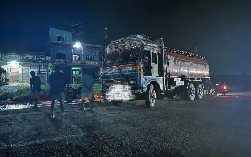 चितवनमा ट्यांकर र मोटरसाइकल ठोक्किँदा मोटरसाइकलमा सवार दाजुभाइको मृत्यु