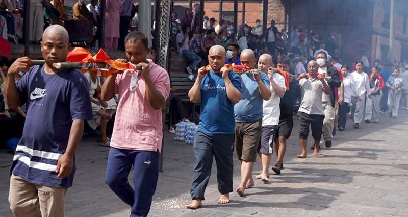 पशुपति आर्यघाटमा बेपत्ताहरूको काँस–कुशको शव बनाएर अन्त्येष्टि (तस्वीरहरू)