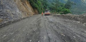 रत्ननगर वडा नं १५ का सुत्केरी र  गर्भवतीलाई कुखुरा र घ्यु वितरण