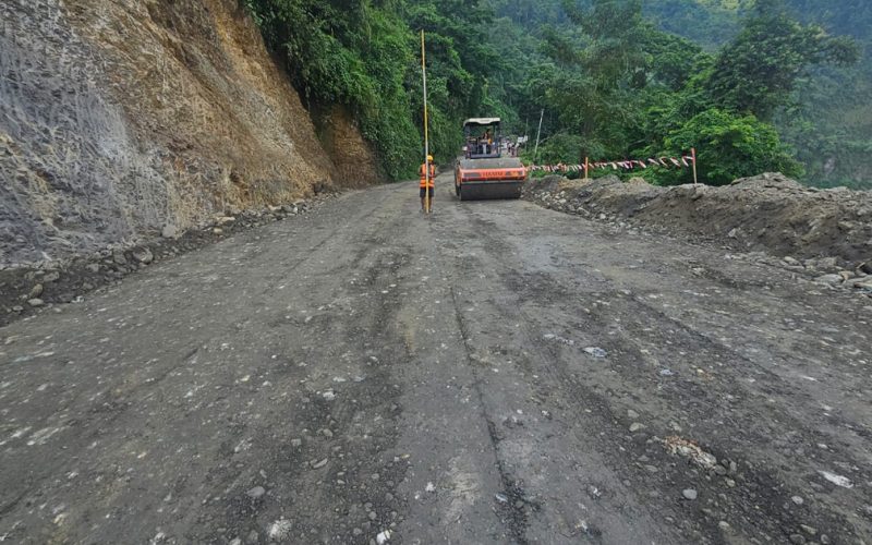 अठार दिनपछि कृष्णभिरको सडकमा दुईतर्फी यातायात सेवा सञ्चालन