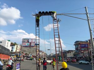 भरतपुरका व्यस्त चोकमा ट्राफिक लाइट जडान तीव्र, दुर्घटना न्यूनीकरणमा सहयोग पुग्ने