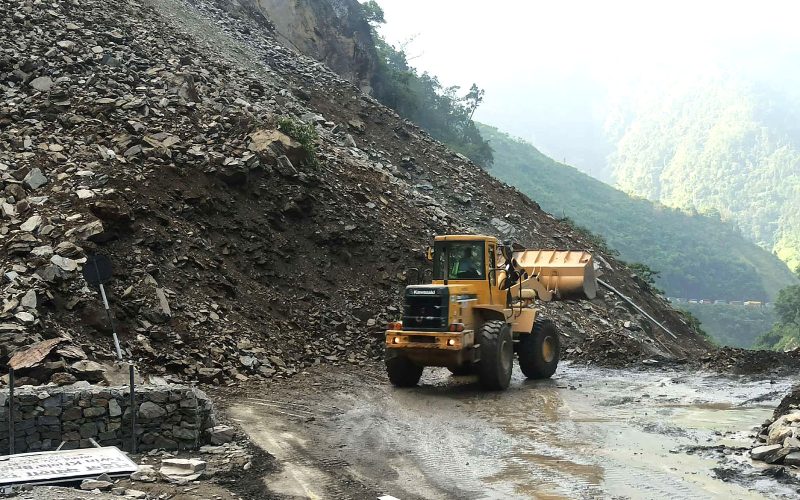 चितवनमा पहिरोको जोखिम घटाउन तुइन खोलाको ढिस्को भत्काइँदै